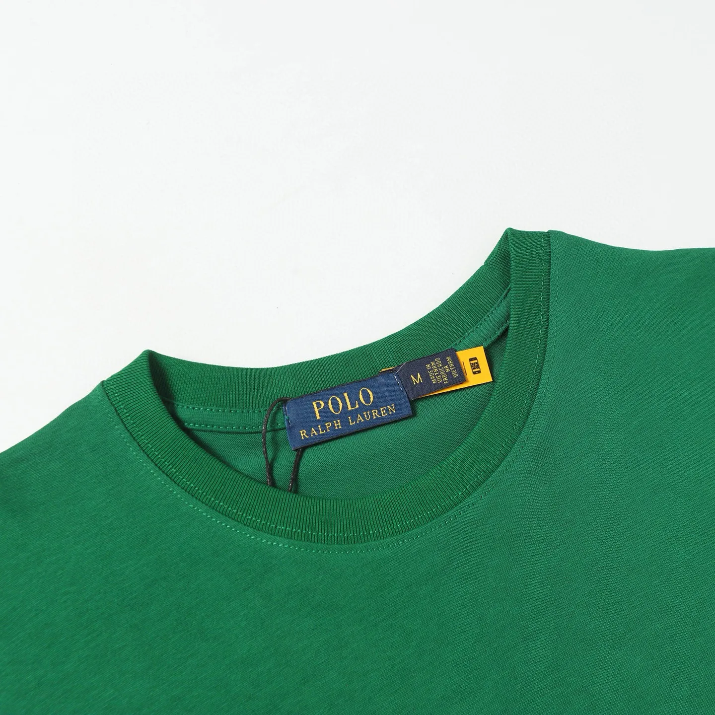 P126 Style number: 506 Ralph Lauren/Ralph Lauren 25ss summer new round-neck T-shirt with English letter embroidery. The main logo on the neck has a QR code mark, which can be scanned for verification. The detailed English letter logo embroidery is all high-density and made with imported Tajima machines, which distinguishes low-quality products on the market. 32 counts, 240g hydrophilic toner, 100% cotton fabric, comfortable and soft, highly breathable, focusing on high-end cost-effectiveness, needless to say good quality. Available in a variety of colors, both boys and girls can try this genderless style, giving them a yuppie tone in no time. Immerse yourself in your leisurely style, and have your own style in retro. Natural, vivid and very French romantic feelings, perfectly integrating youthful atmosphere and trend. Color: black, white, green, sky blue Size: S-xL S Shoulder width 44 Bust 104 Sleeve length 23 Clothing length 72 M Shoulder width 45 Bust 108 Sleeve length 24 Clothing length 74 L Shoulder width 46 Bust 112 Sleeve length 25 Clothing length 76 xL Shoulder width 47 Bust 116 Sleeve length 26 Clothing length 78